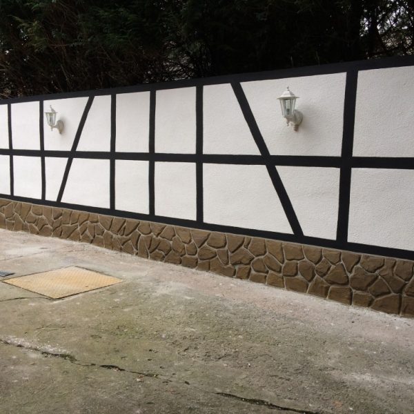 Fertig sanierte Fachwerkmauer mit neuem Sockel und Leuchten