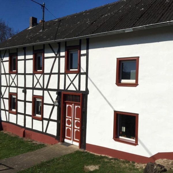 Fachwerkfassade nach abgeschlossenen Maler- und Sanierungsarbeiten