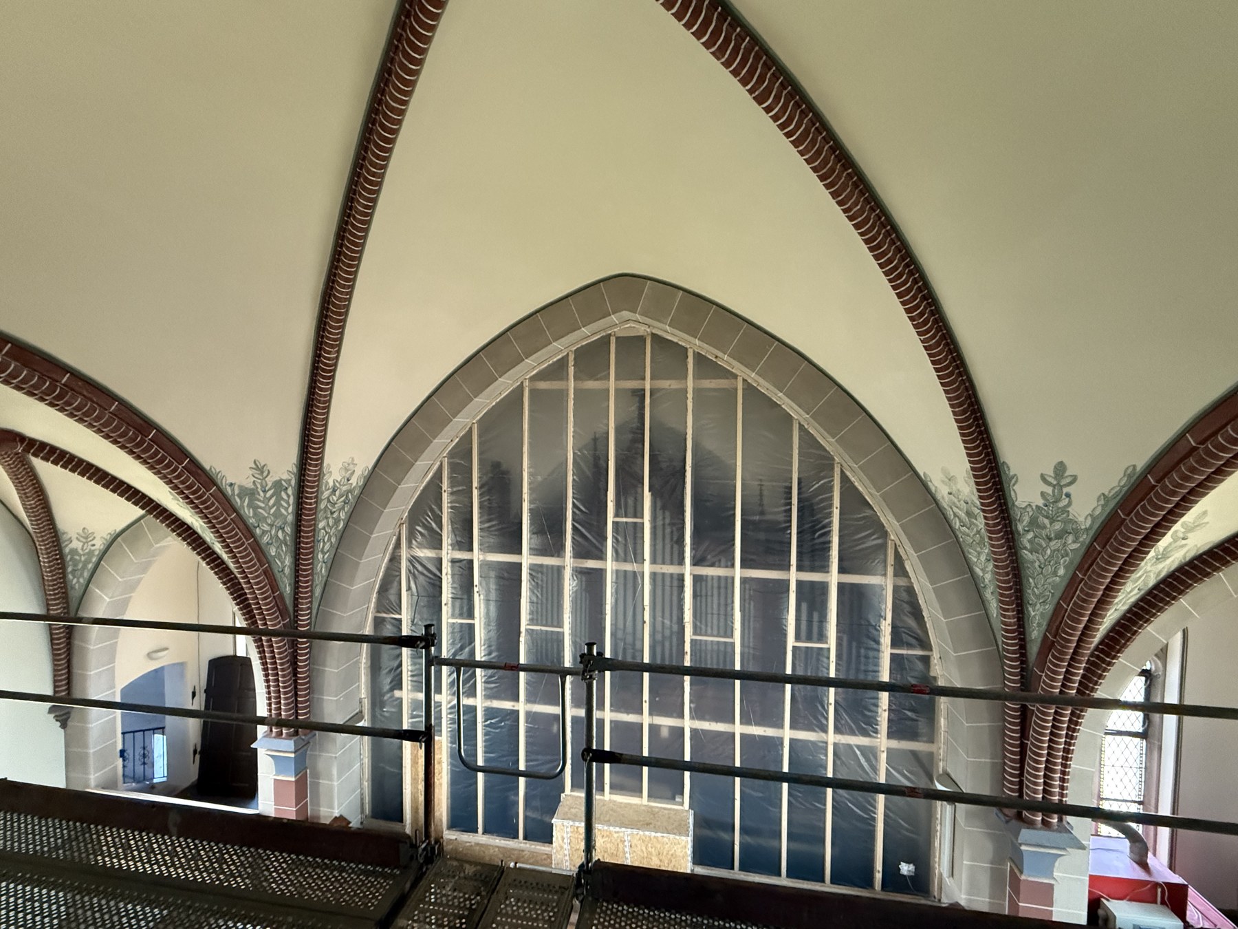 Gesamtansicht des sanierten Kirchengewölbes in Düren