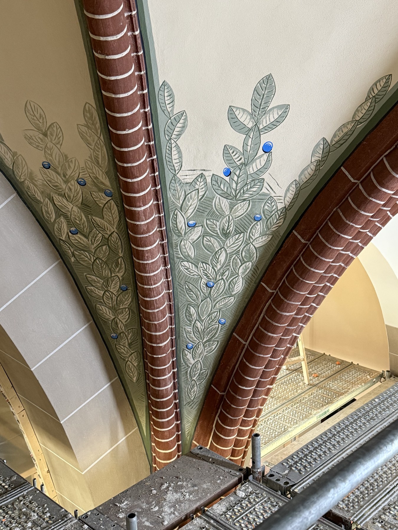 Detailansicht der rekonstruierten Ornamente und erneuerten Putzflächen