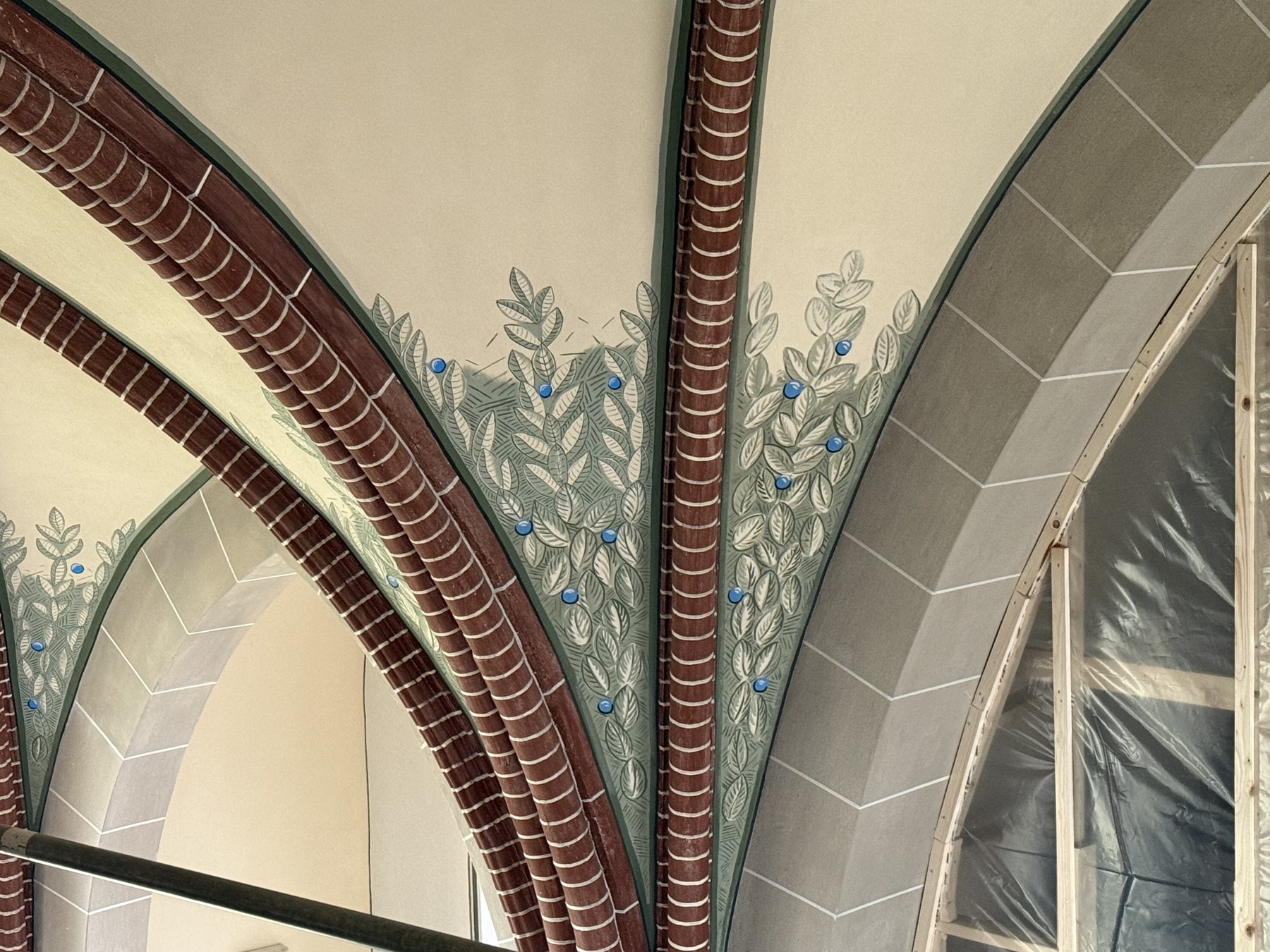 Rekonstruierte historische Ornamente im Kirchengewölbe in Düren