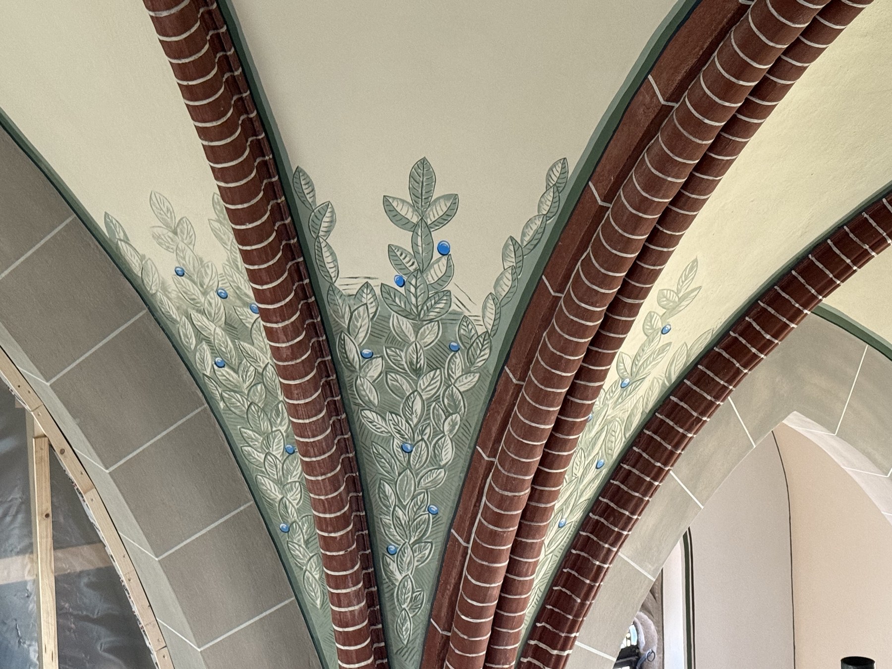 Restaurierte Gewölbeflächen und Ornamente nach der Kirchensanierung in Düren