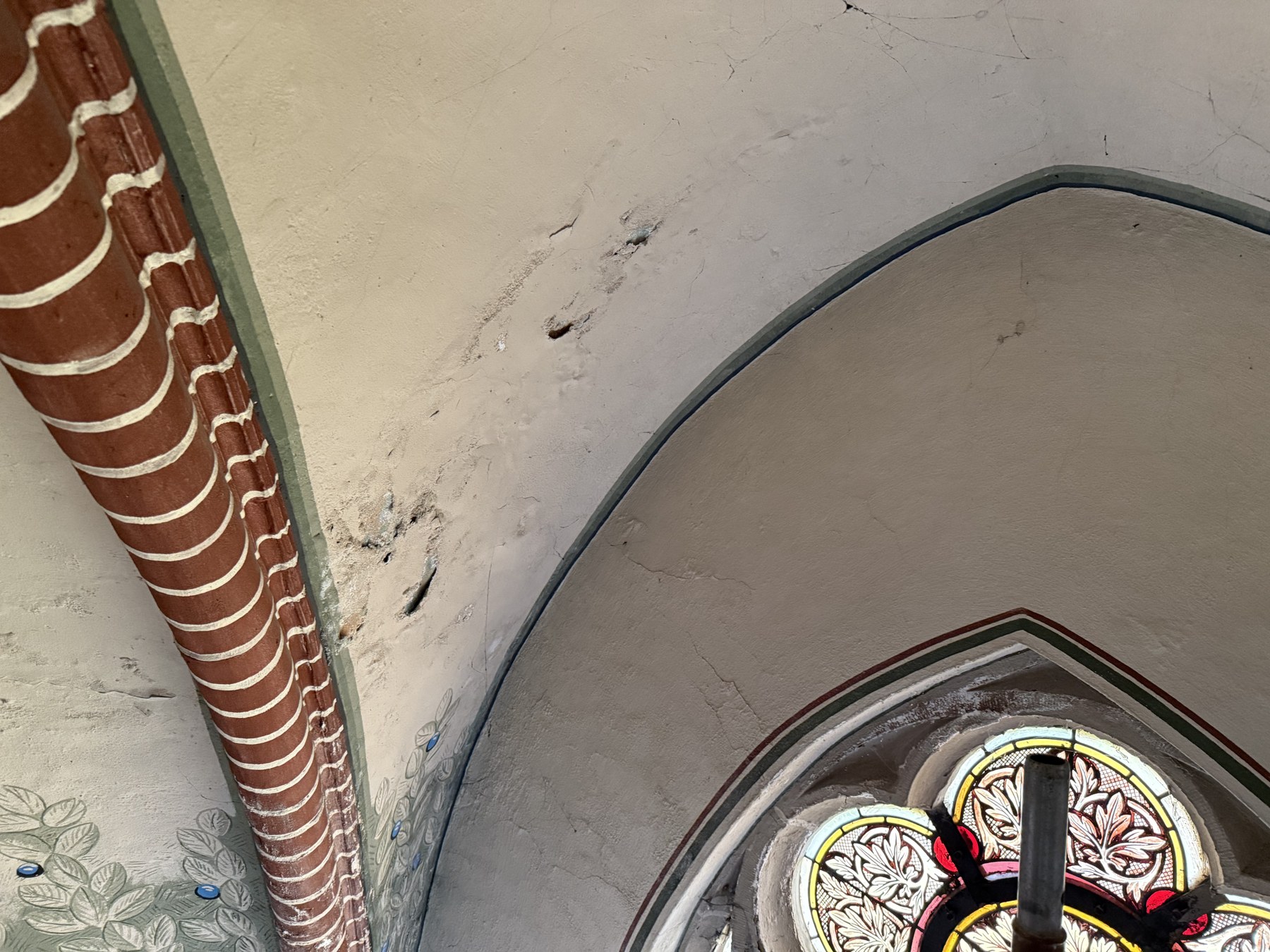 Risse und geschädigte Putzflächen im Kirchengewölbe vor der Sanierung in Düren