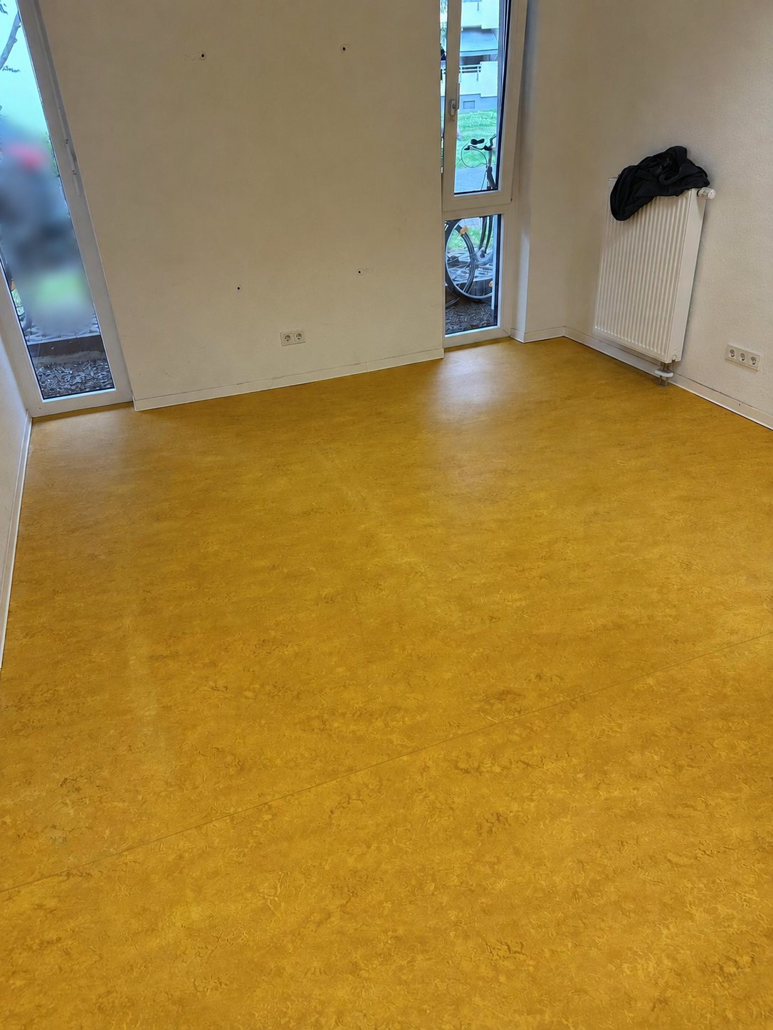 Aufgearbeiteter Linoleumboden nach Grundreinigung und Versiegelung