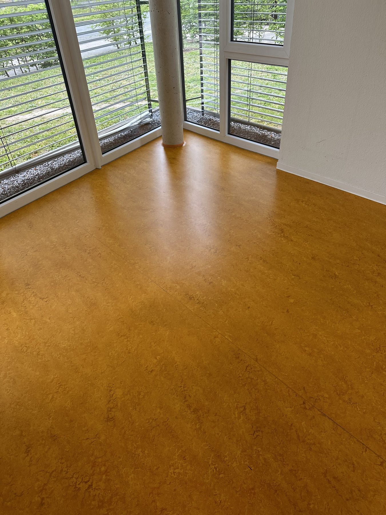 Alter Linoleumboden nach der Grundreinigung und neuen Versiegelung