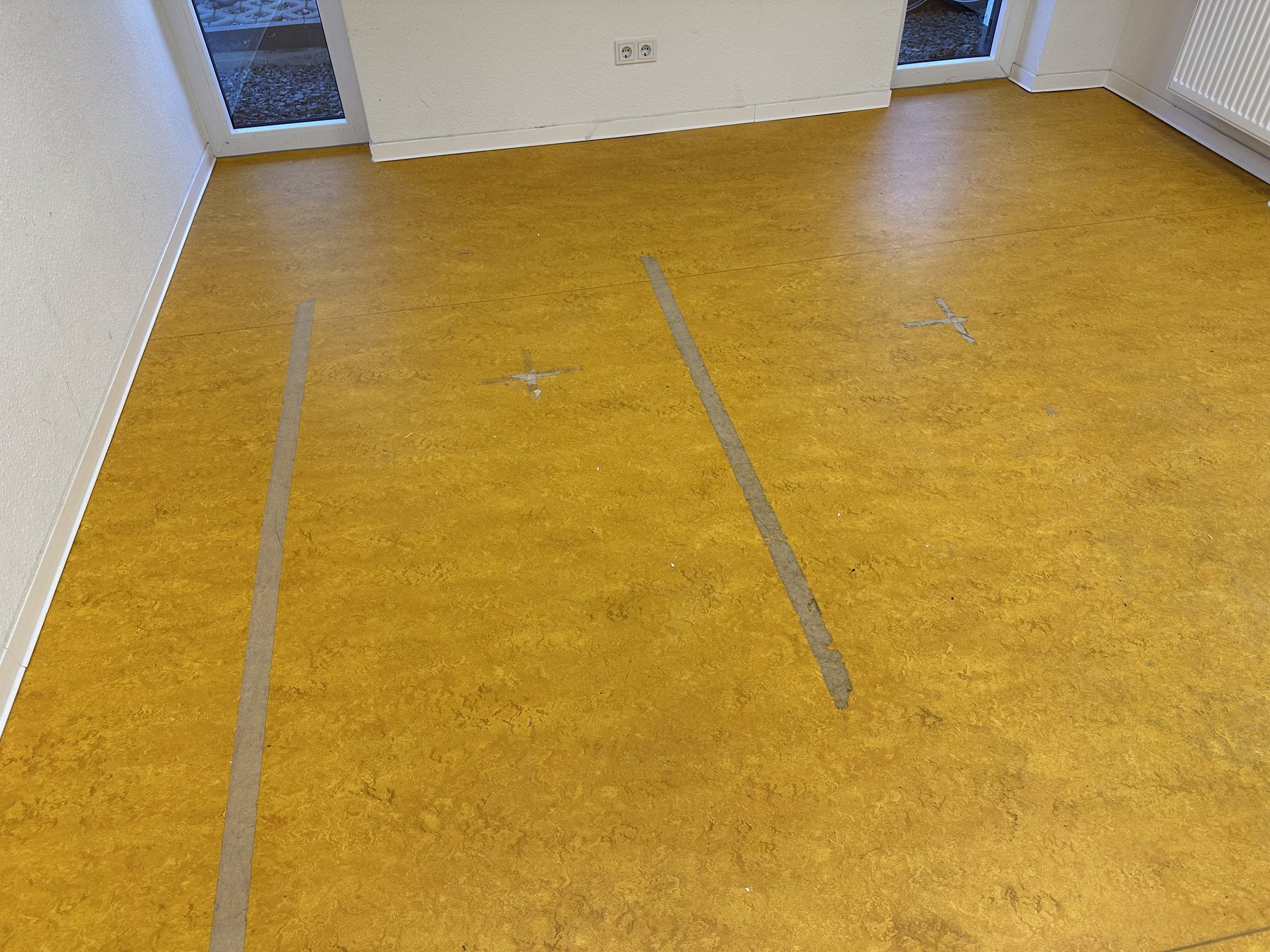 Alter Linoleumboden vor der Grundreinigung und Versiegelung