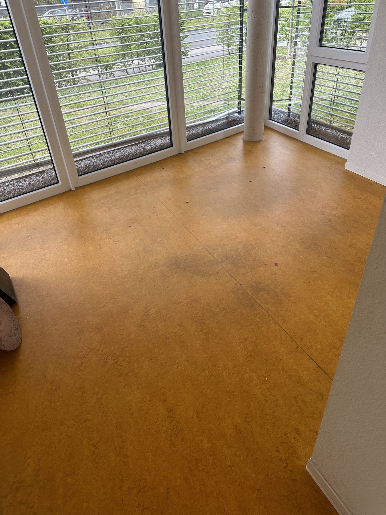 Verschmutzter Linoleumboden vor der professionellen Aufarbeitung
