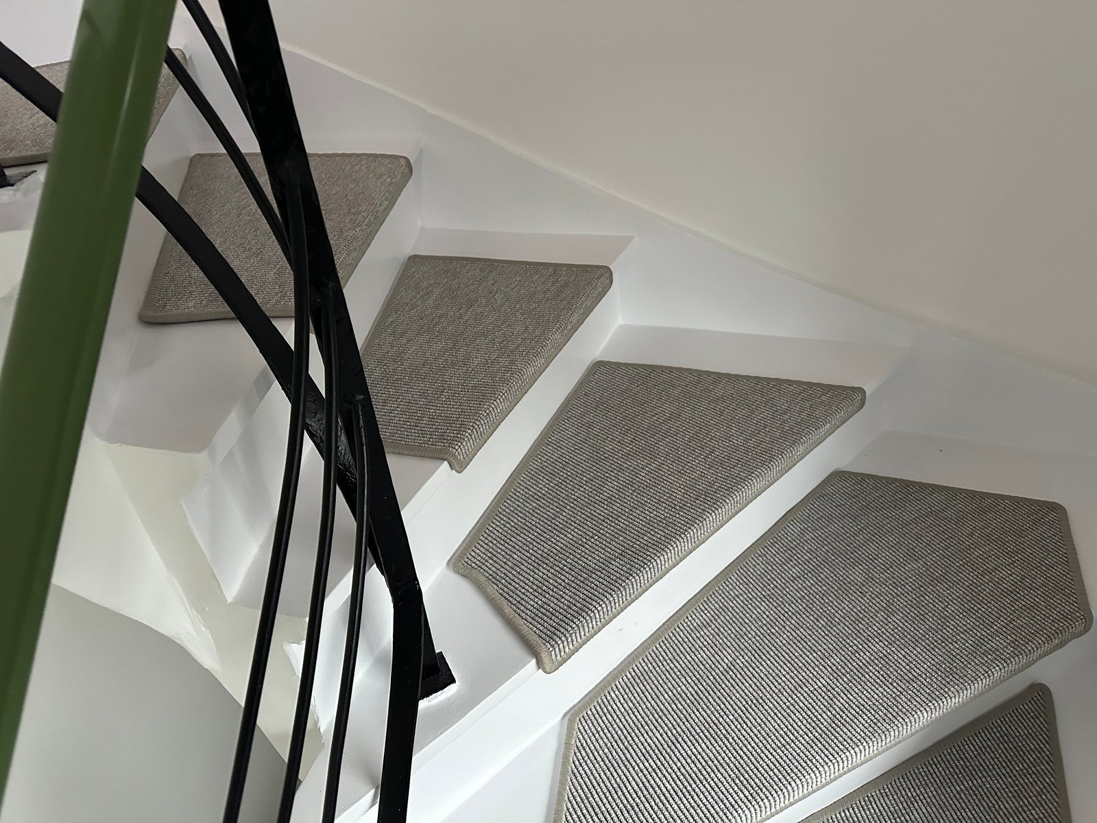 Maßgefertigte Teppichstufen auf einer weißen Treppe