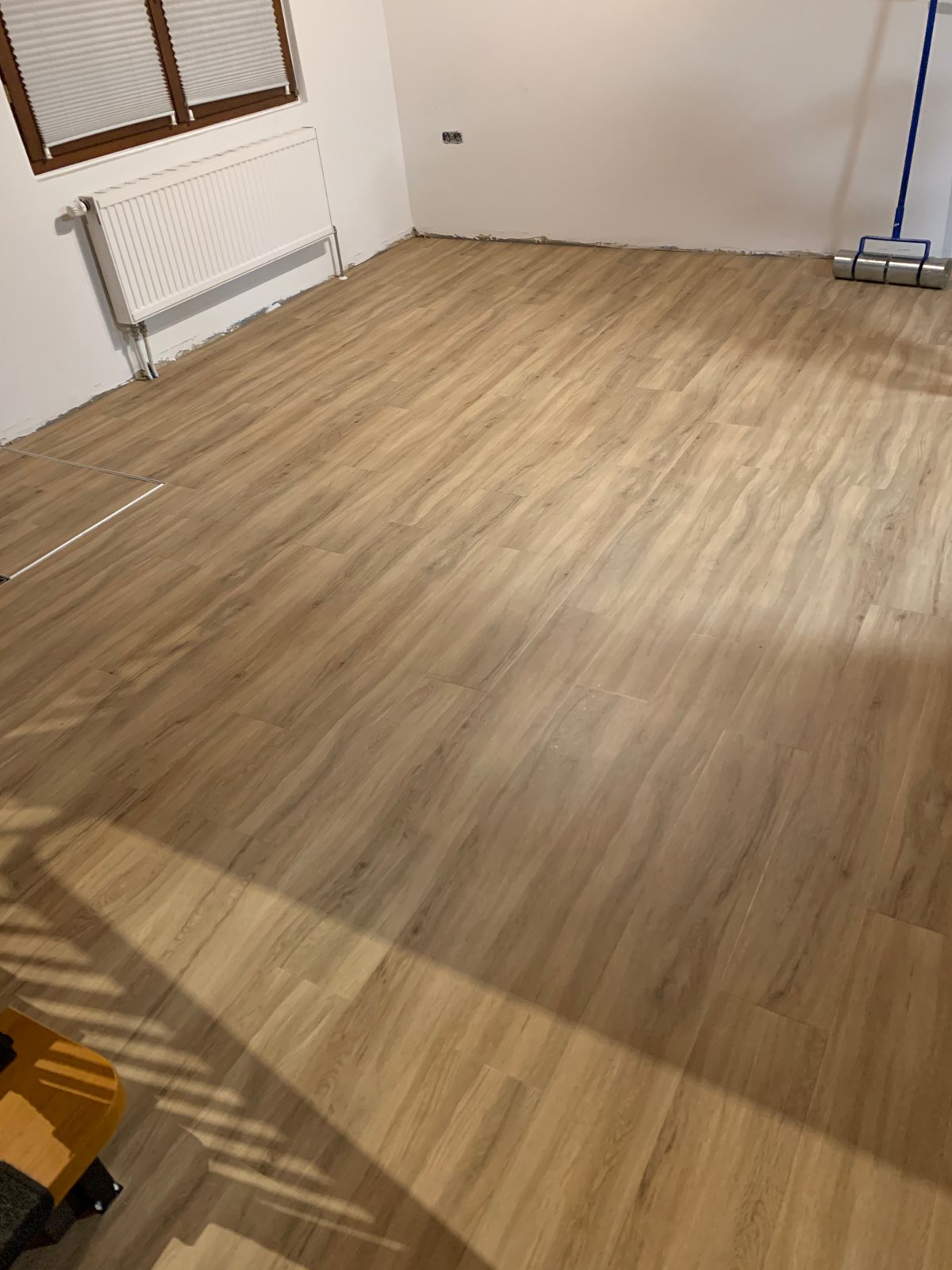 Fertig verlegter Vinylboden in Holzoptik nach vollflächiger Verklebung